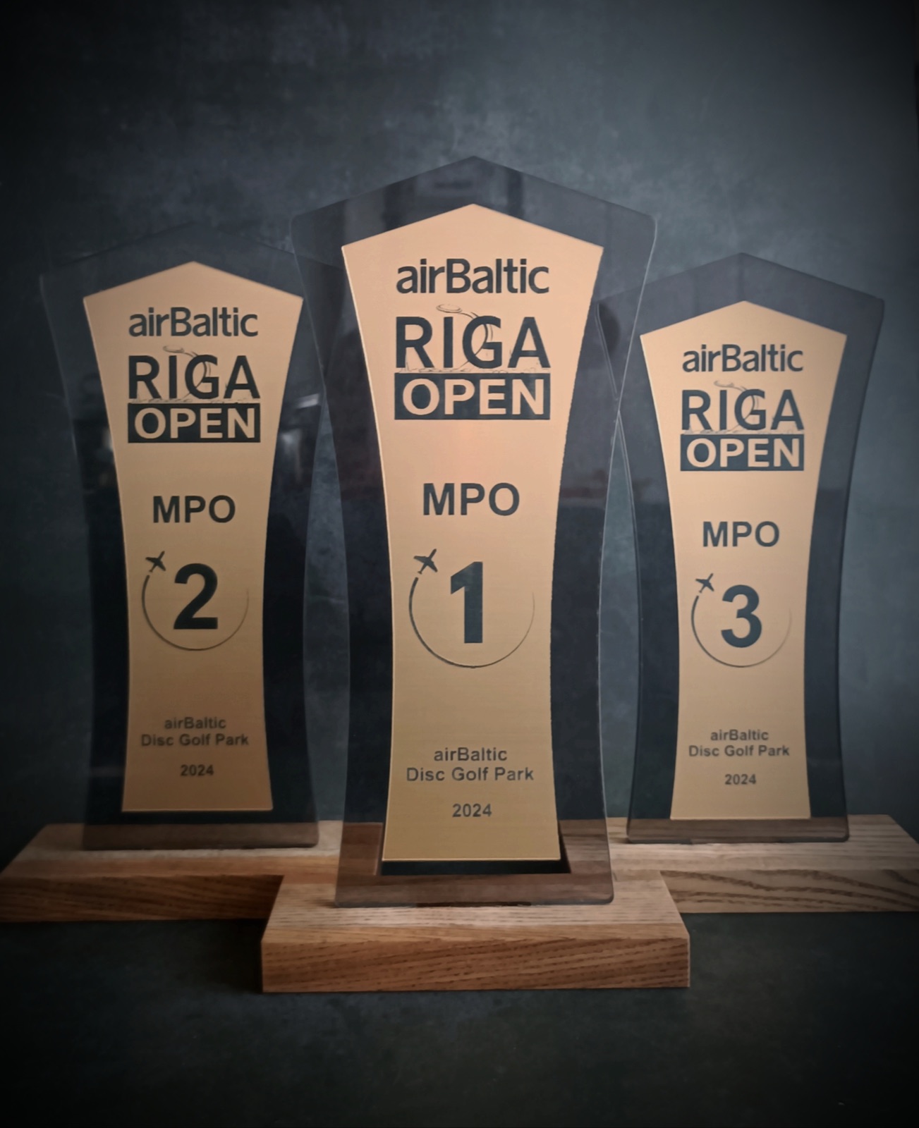 airBaltic Riga Open disku golfa balvas — akrils ar zelta plāksni uz ozola pamatnes